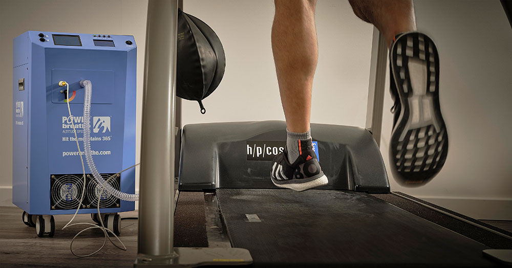 photo of runner on treadmill using altitude mask
